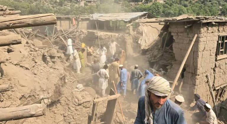 Afganistán: Los equipos de rescate llegan a pie mientras los supervivientes del terremoto necesitan de todo