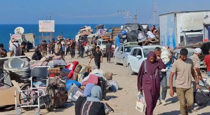 “No tenemos dinero, ni tienda, ni nada”: familias enteras huyen a pie de la ciudad de Gaza sin refugio ni transporte