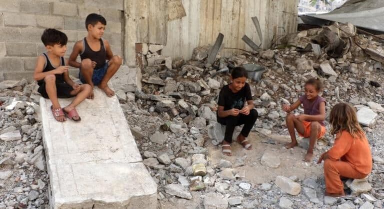 Gaza: Cuando el aula se convierte en refugio, la mochila se transforma en maleta