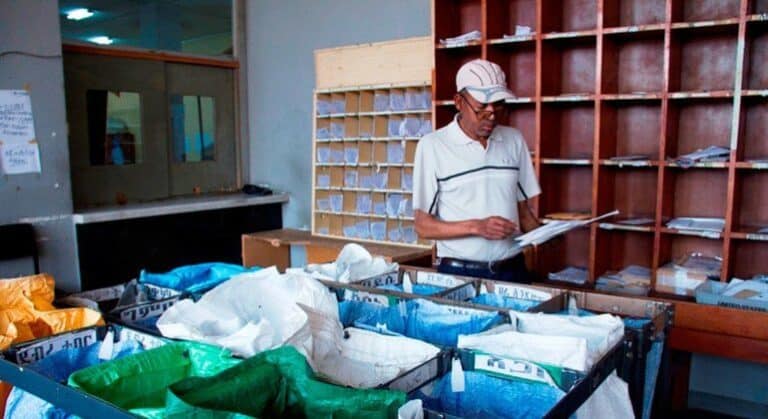 Los aranceles de Estados Unidos generan una crisis global en el sistema postal