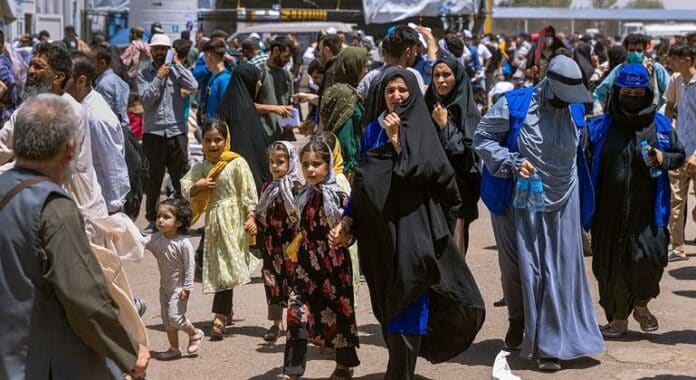 La prohibición para que las mujeres trabajen afecta la asistencia humanitaria en Afganistán