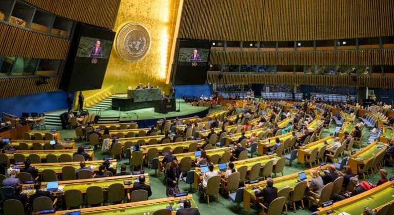 La Asamblea General adopta una resolución que respalda la solución de dos Estados