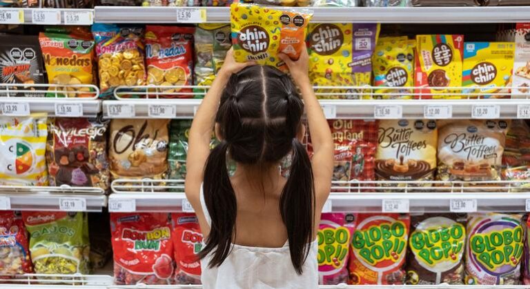 Por primera vez, los niños obesos superan a los que tienen bajo peso por culpa de la comida basura