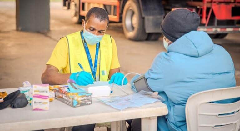 Los frágiles sistemas de salud de América Latina amenazan la vida y la economía