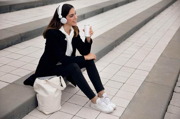 Inspírate para lograr un outfit elegante con zapatillas 2