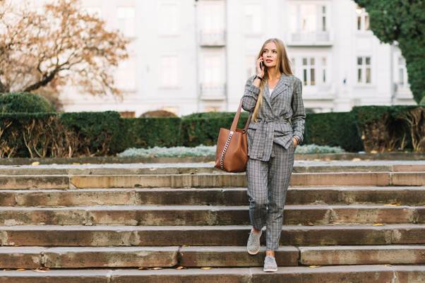 Inspírate para lograr un outfit elegante con zapatillas 1