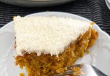 Bizcocho de Zanahoria y Coco con Deliciosa Cobertura de Chocolate Blanco Delicioso y facilísimo bizcocho de zanahoria y coco con cobertura de chocolate blanco