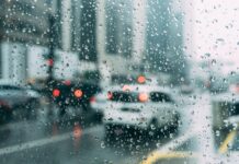 Cómo conducir en otoño bajo alerta por lluvias