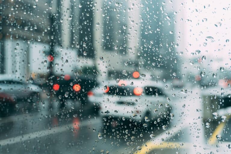 Cómo conducir en otoño bajo alerta por lluvias