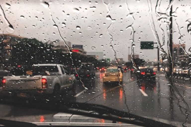 Consejos para mantener la seguridad al volante ante tormentas y riadas, según Allianz Partners