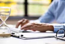 El 10.8% de los empleados trabajó más de 45 horas a la semana en el segundo trimestre de 2025 person typing on keyboard with glasses and hourglass next to it