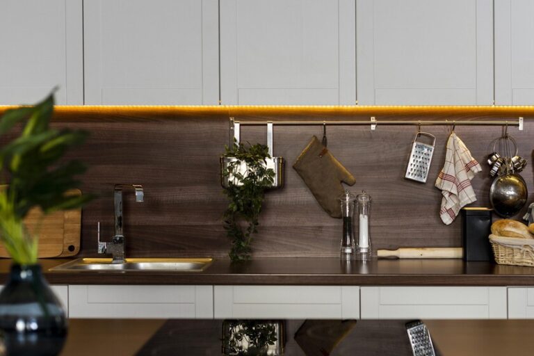 un estante extensible en el que cabe hasta el microondas y no necesita taladros