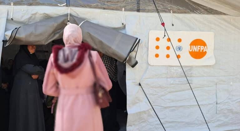 Gaza: “No tuve más remedio que dar a luz a mi propio bebé”