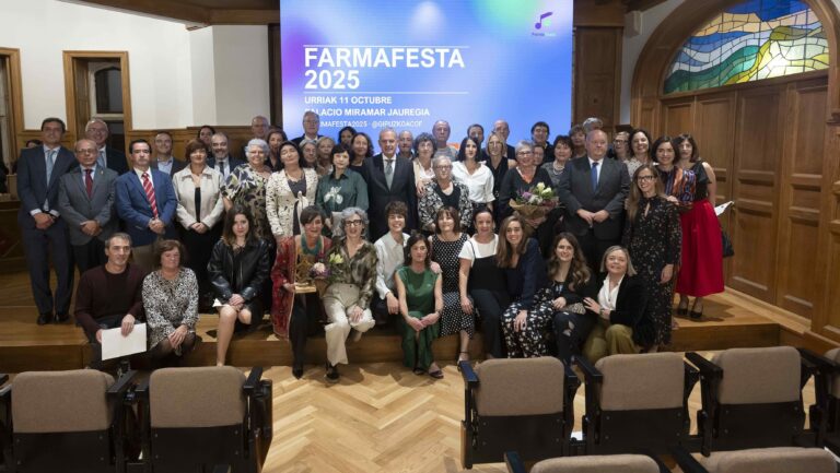 Homenaje a farmacéuticos y farmacéuticas guipuzcoanos: "La farmacia que hoy conocemos y defendemos es fruto de vuestro legado"