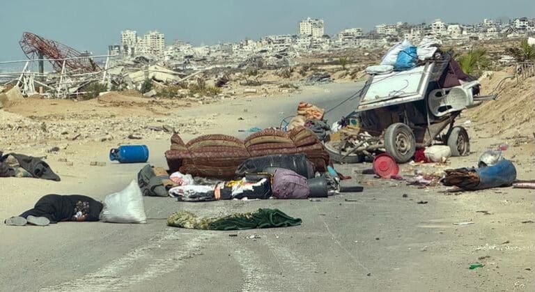 Israel prosigue con sus ataques en Gaza mientras continúan las negociaciones de paz