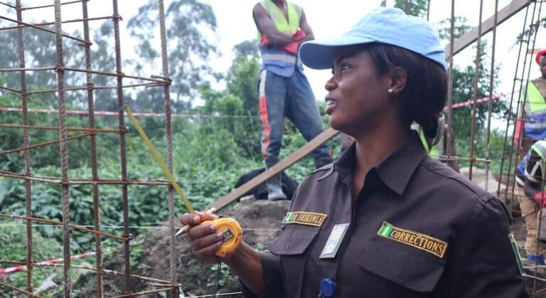 La paz empieza tras las rejas: la lucha de una funcionaria penitenciaria por la dignidad en las cárceles congolesas