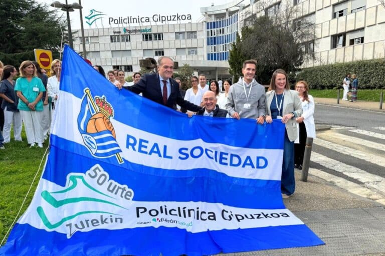 La Real Sociedad homenajea a Policlínica Gipuzkoa en su 50 aniversario con la izada de una bandera conmemorativa