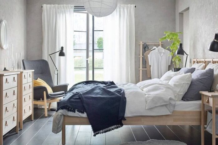 una mini cómoda con dos cajones que encaja en cualquier espacio y cuesta menos de 13 euros