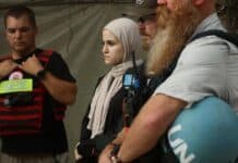 Mujer Cirujana en Gaza: El Compromiso de Salvar Vidas en Tiempos de Crisis La primera mujer cirujana de Gaza: Asistimos al colapso de toda una generación, pero el compromiso de salvar vidas continúa