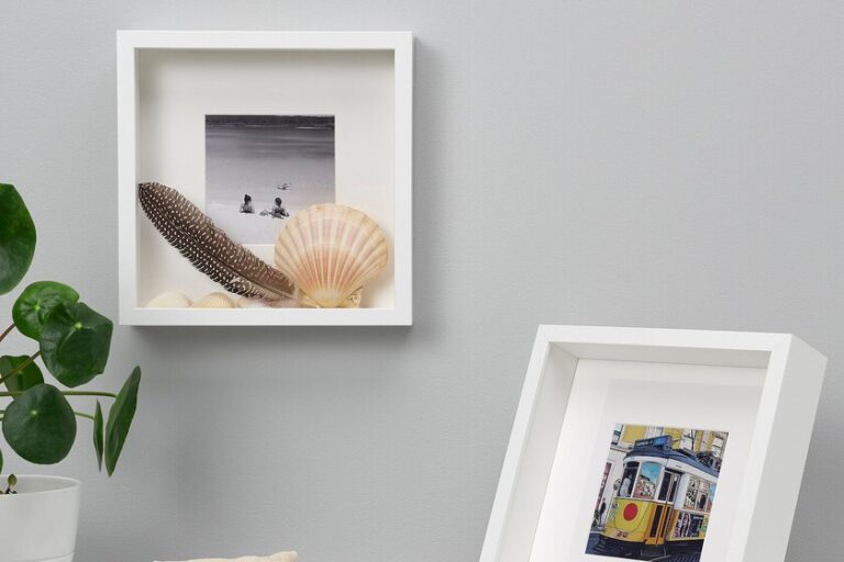 Si reutilizas un cuadro de Ikea, tus plantas ya no tendrán que crecer dentro de un yogur, ahora son una obra de arte