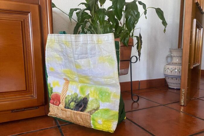 No lo sabía, pero si reutilizamos una bolsa rota y vieja de Mercadona, podemos hacer este contenedor de almacenamiento para guardar el resto de bolsas de la compra