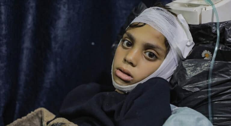 30 minutos dentro de un hospital de Gaza: terror y muerte de los niños víctimas de drones y bombardeos