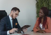 Uno de Cada Seis Trabajadores Sufre Discriminación o Microagresiones en el Trabajo Casi 1 de cada 6 trabajadores afirma haber sufrido discriminación o microagresiones en el entorno laboral