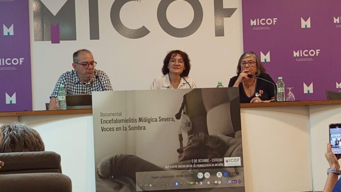 Documental 'Voces en la Sombra' visibiliza la lucha por el reconocimiento médico y social de la Encefalomielitis Miálgica Severa en evento con destacados profesionales y emotivas historias de pacientes