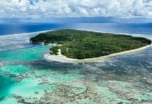 Aferrándose a Su Hogar Mientras el Océano Consolida las Islas Salomón Aferrándose a su hogar, mientras el océano engulle las Islas Salomón