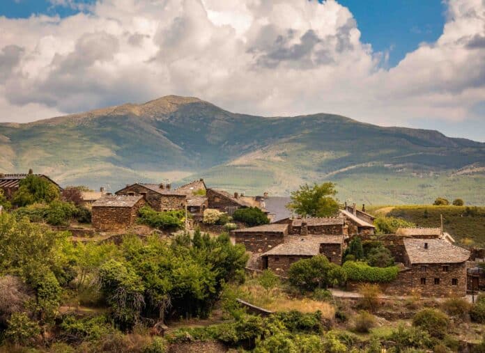 Airbnb Lanza un Paquete de Ayudas para Impulsar el Desarrollo Airbnb crea un paquete de ayudas para apoyar el desarrollo económico de los destinos rurales y dispersar el turismo en España