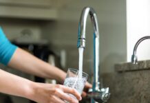 Claves para Reducir el Consumo de Agua en Hogares y Empresas
Instalar grifos y duchas de bajo consumo.
Revisar y reparar fugas regularmente.
Utilizar electrodomésticos eficientes en agua.
Acumular agua de lluvia para riego.
Implementar técnicas de riego por goteo.
Educar sobre el uso responsable del agua.
Aprovechar el agua de la cocina para las plantas.
Limitar el tiempo de las duchas y baños.
Calitgas enumera las claves para reducir el consumo de agua en hogares y empresas