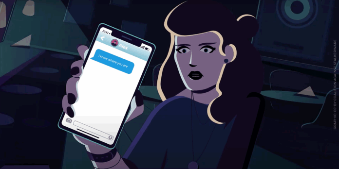 Colaboración entre EFF y AV Comparatives para Evaluar la Detección woman holding phone with stalker message
