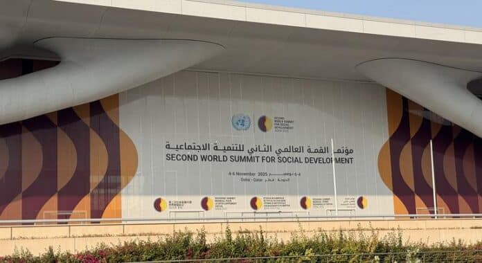 De Promesas a Acción: Líderes en Doha Frente a las A medida que se profundizan las crisis globales, líderes en Doha instan a pasar de las promesas a la acción