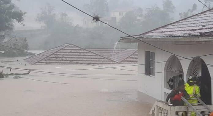 El Huracán Melissa Interrumpe la Educación de Casi Medio Millón El huracán Melissa interrumpe la educación de cerca de medio millón de niños en el Caribe