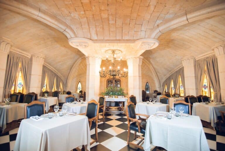 El restaurante La Tahona, del Grupo Asador de Aranda, celebra cuatro décadas de éxito en Madrid fiel a un modelo que no necesita reinventarse