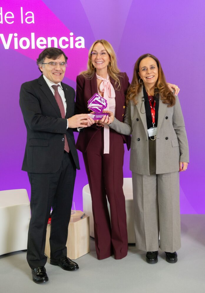 FCC Reconoce a Fundación ONCE por su Compromiso con las FCC premia a Fundación ONCE por su labor y atención a las mujeres víctimas de violencia de género