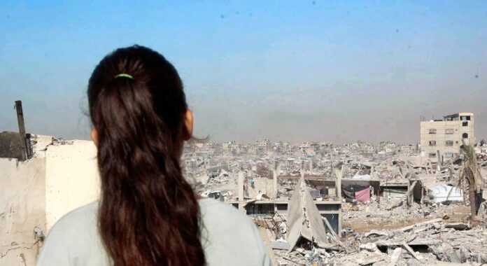 "Dentro de esta casa, mi familia está bajo los escombros": la infancia robada a los niños de Gaza