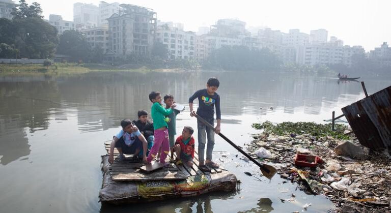 Más de 417 millones de niños viven en pobreza extrema y sufren graves privaciones