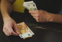 La Casa del TPV: Autónomos Eligen el Pago en Efectivo Ante la Huelga de TPV en Toda España La Casa del TPV analiza la huelga del TPV: autónomos optan por el pago en efectivo en toda España