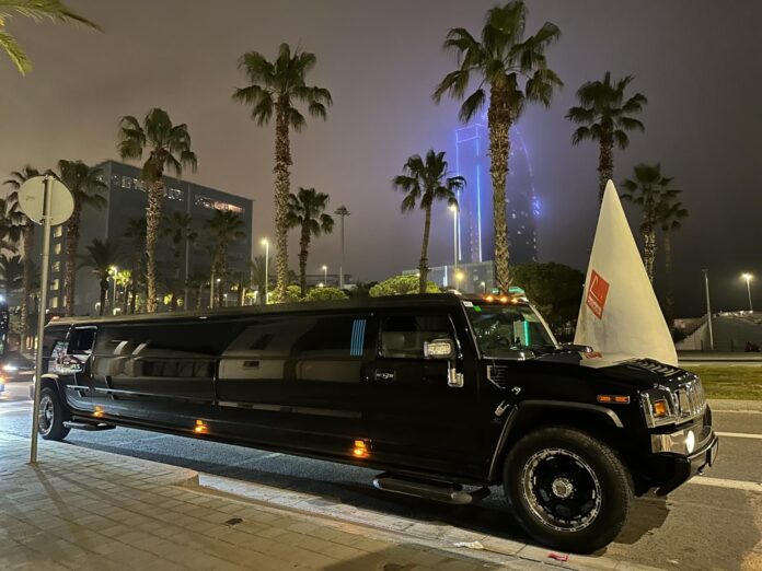 La limusina Hummer negra más grande de Cataluña llega a Barcelona tras ser galardonada como 'Miss Las Vegas'