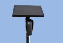 Los Registros de Vigilancia de Placas de Matrícula Revelan la Policía Racista Contra la Población Romani A Flock Safety camera beneath a solar panel on a pole