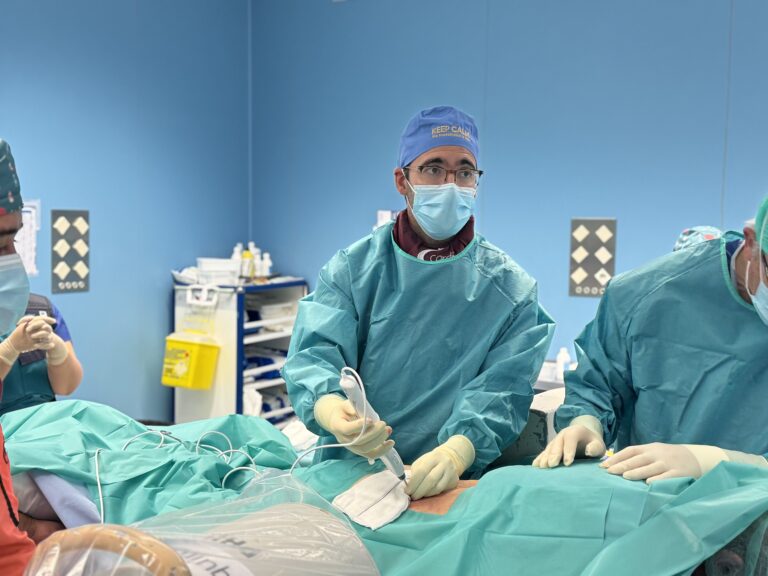 Policlínica Gipuzkoa realiza la primera intervención mínimamente invasiva del territorio contra la claudicación por la estenosis lumbar