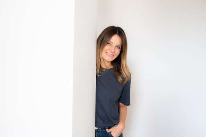 Un spray que cambia las reglas del juego: llega la bruma que reduce brotes y afina la piel en tiempo récord