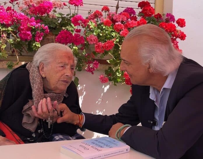 Teresa Fernández, con 112 años, se convierte en la más longeva de España, arropada por el doctor de la Peña
