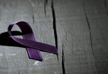Una de cada cuatro mujeres asesinadas son víctimas de la violencia de familiares o parejas purple bow against grey concrete floor
