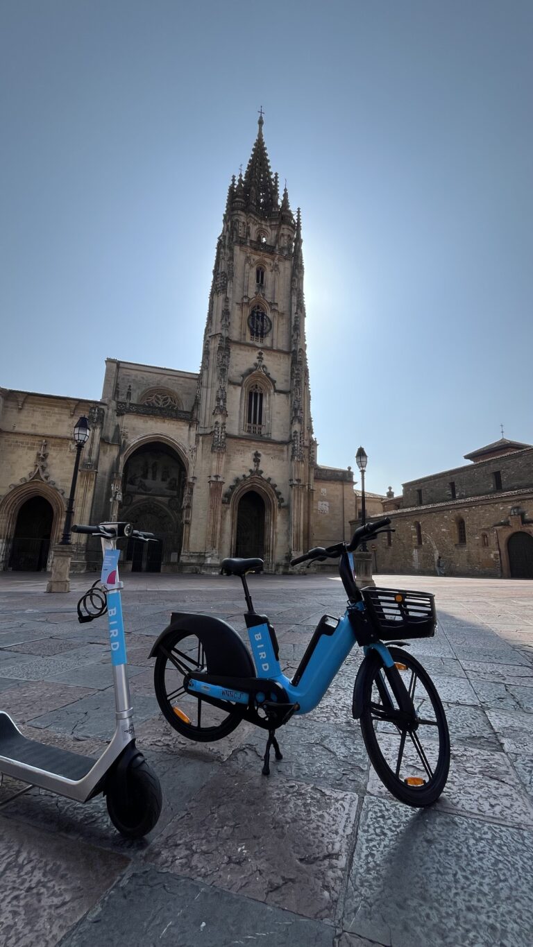 Bird cierra 2025 afianzando la micromovilidad multimodal y evitando más de 30 toneladas de CO₂ en Oviedo