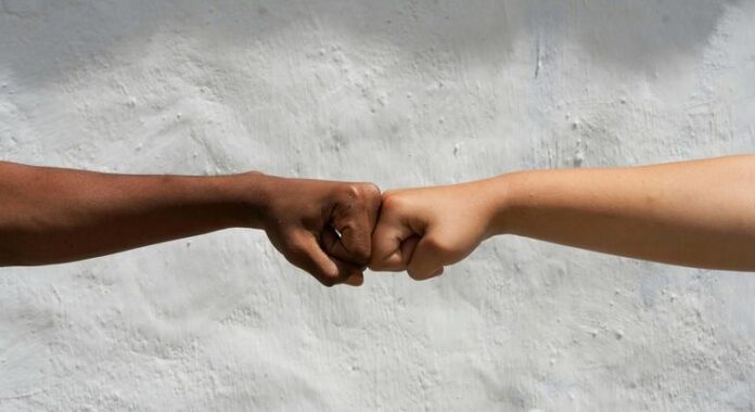 De los Patios de Tiflis a las Salas Virtuales: Jóvenes Desde los patios de Tiflis hasta las salas virtuales, las jóvenes imaginan la paz más allá de las divisiones