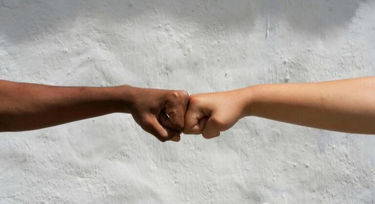 Desde los patios de Tiflis hasta las salas virtuales, las jóvenes imaginan la paz más allá de las divisiones