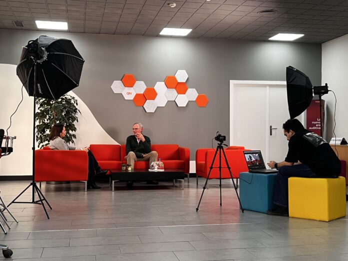 Decibelios: Voces Reales que Resuenan en España Decibelios, el primer podcast de audición en España que pone voz a historias reales