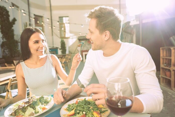 El 81% de los españoles hace deporte y el 77% come sano, pero solo el 47% se siente a gusto con su cuerpo, según datos de Herbalife